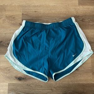 Women’s Large Nike Tempo Shorts